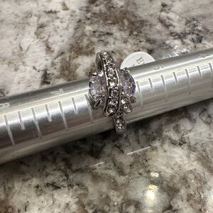 👑Elegant Silver and Rhinestone Ring